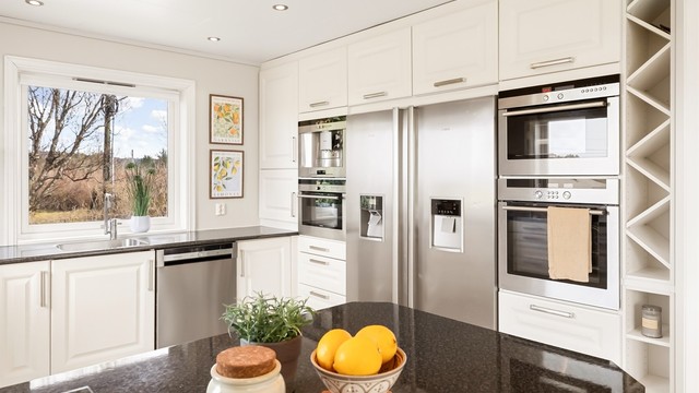 Stilrent kjøkken i lys utførelse med god skap- og benkeplass