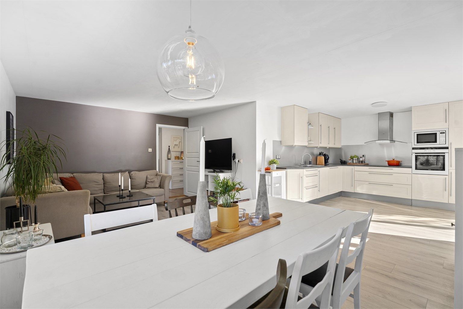 Krogsveen v/Anders R. Skajaa presenterer Eigevannskollen 6! - Boligen har en innbydende åpen stue- og kjøkkenløsning med sosial planløsning.