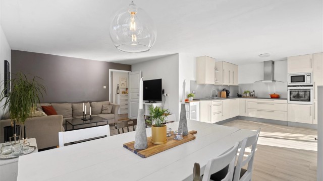 Krogsveen v/Anders R. Skajaa presenterer Eigevannskollen 6! - Boligen har en innbydende åpen stue- og kjøkkenløsning med sosial planløsning.