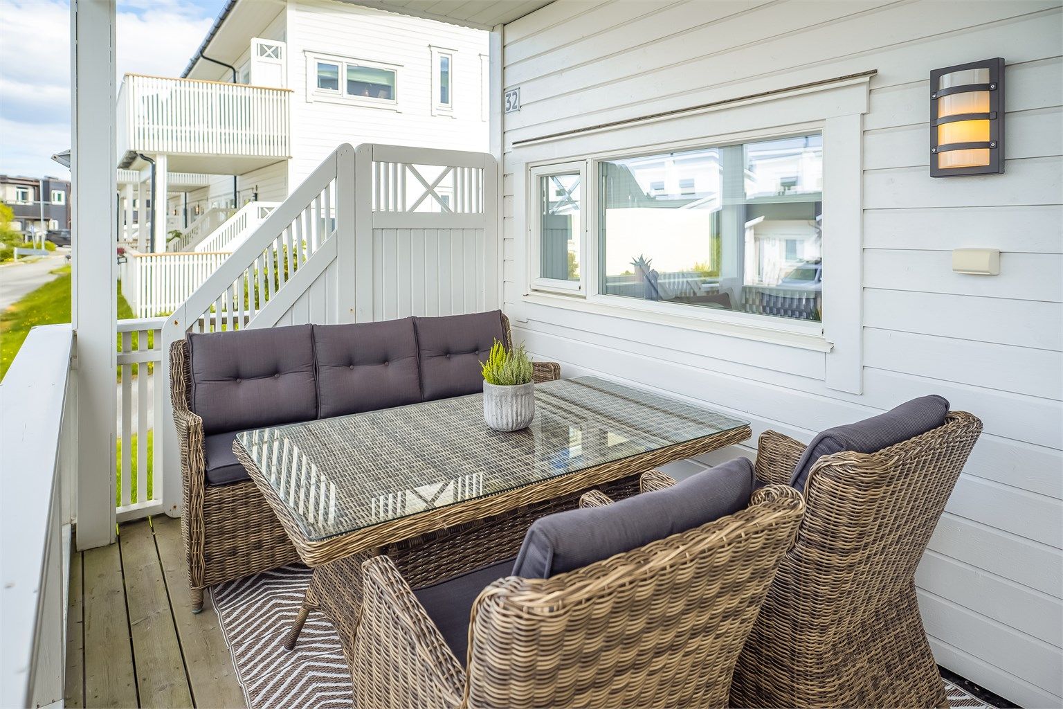 Fra stuen har man direkte utgang til en overbygd terrasse med god plass til ønsket utemøblement. Det er etablert stikkontakt og utelys på terrassen. 