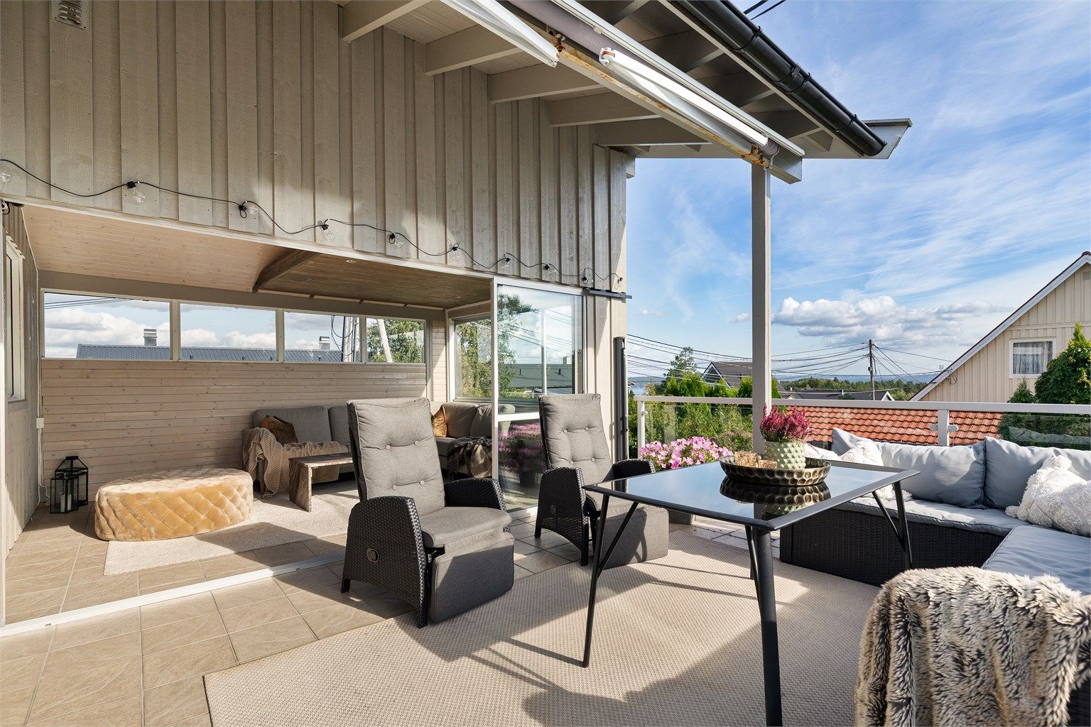 Herlig uteplass med flott utestue - her kan sene kvelder nytes 