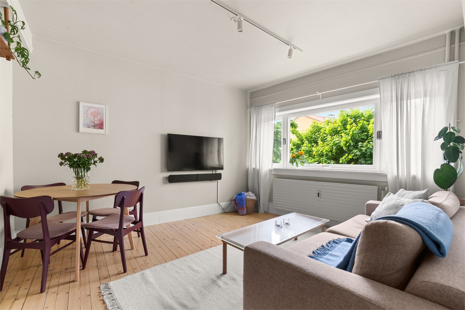 I 2022 ble alle rom sparklet og malt, i tillegg ble det satt inn nye dører, gerikter og nye terskler. Gjennomgående tregulv. 