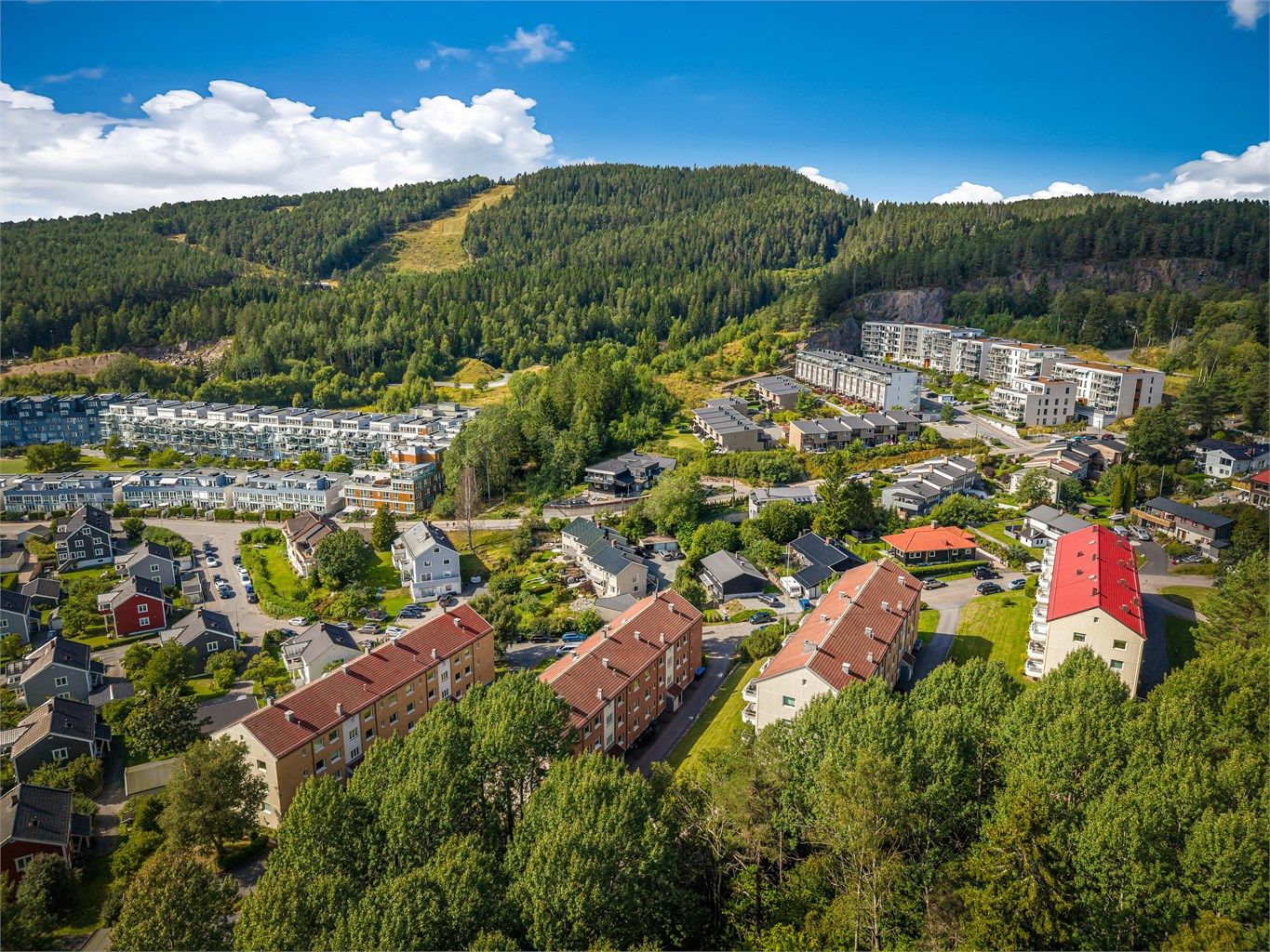 Boligen ligger ved inngangsporten til Lillomarka. Både varierte sykkelstier, koselige turstier, Grefsenkleiva alpinanlegg og fantastiske skiløyper og lysløyper starter her!