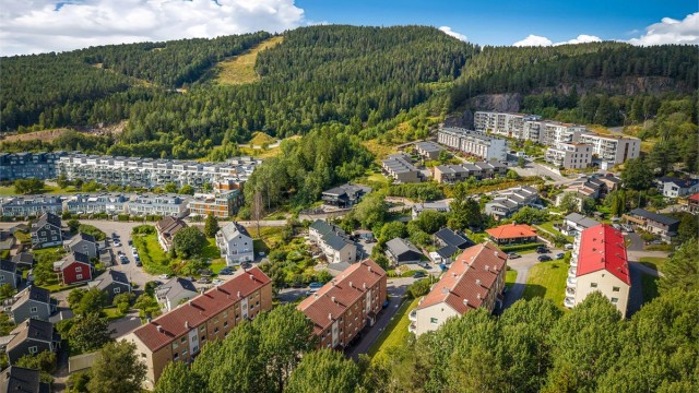 Boligen ligger ved inngangsporten til Lillomarka. Både varierte sykkelstier, koselige turstier, Grefsenkleiva alpinanlegg og fantastiske skiløyper og lysløyper starter her!