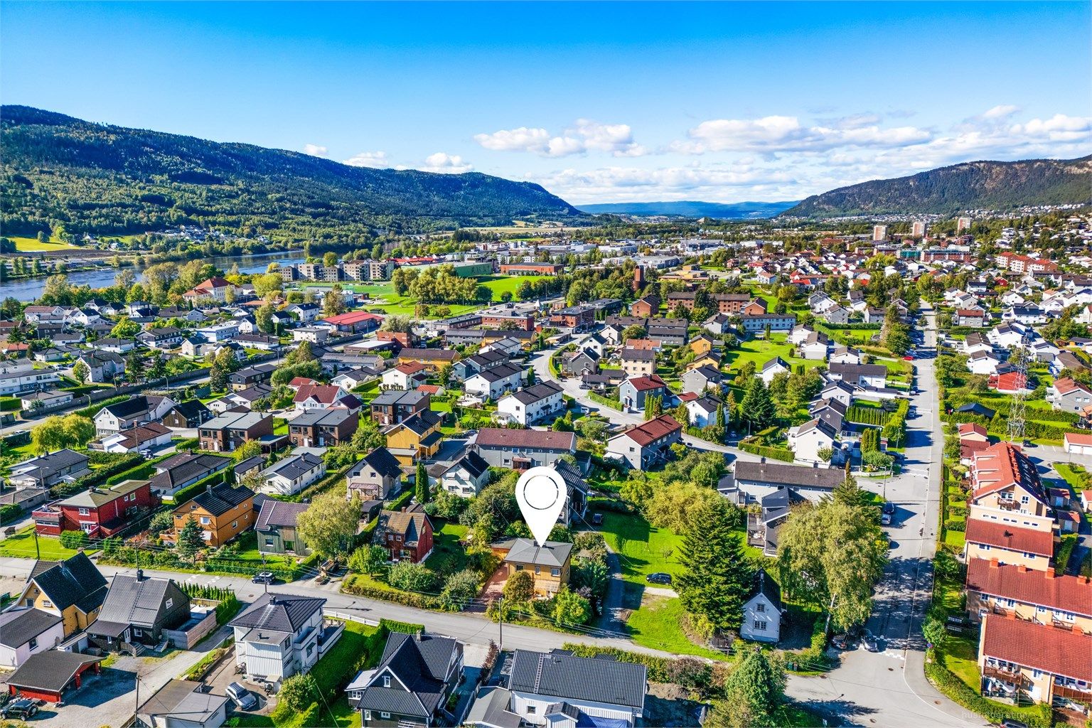 Elveparken med tur og bademuligheter finnes i nærheten. Det er også bademuligheter på Landfalltjern.  