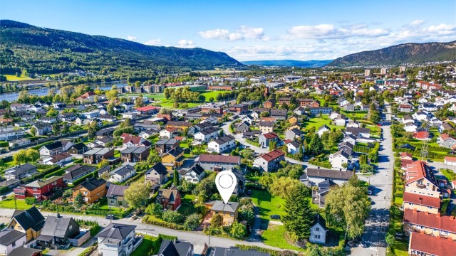 Elveparken med tur og bademuligheter finnes i nærheten. Det er også bademuligheter på Landfalltjern.