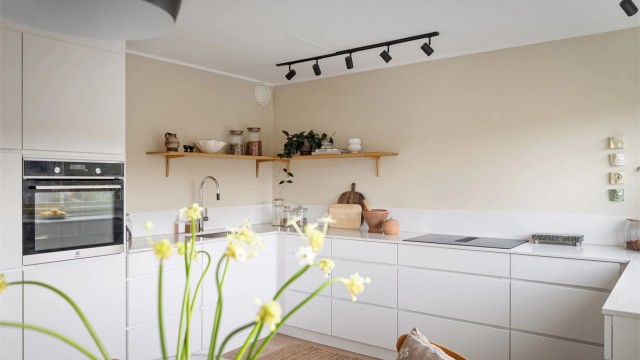 Stort og veldisponert kjøkken med moderne innredning fra Kvik (2024) med benkeplater i kompositt og integrerte kvalitetshvitevarer fra AEG/Electrolux.