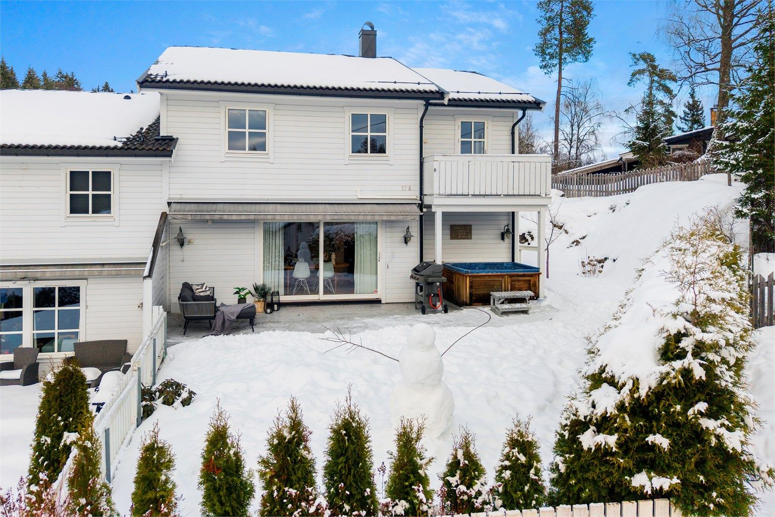 Her bor du i en innholdsrik og familievennlig tomannsbolig, med usjenert beliggenhet og store uteplasser. 