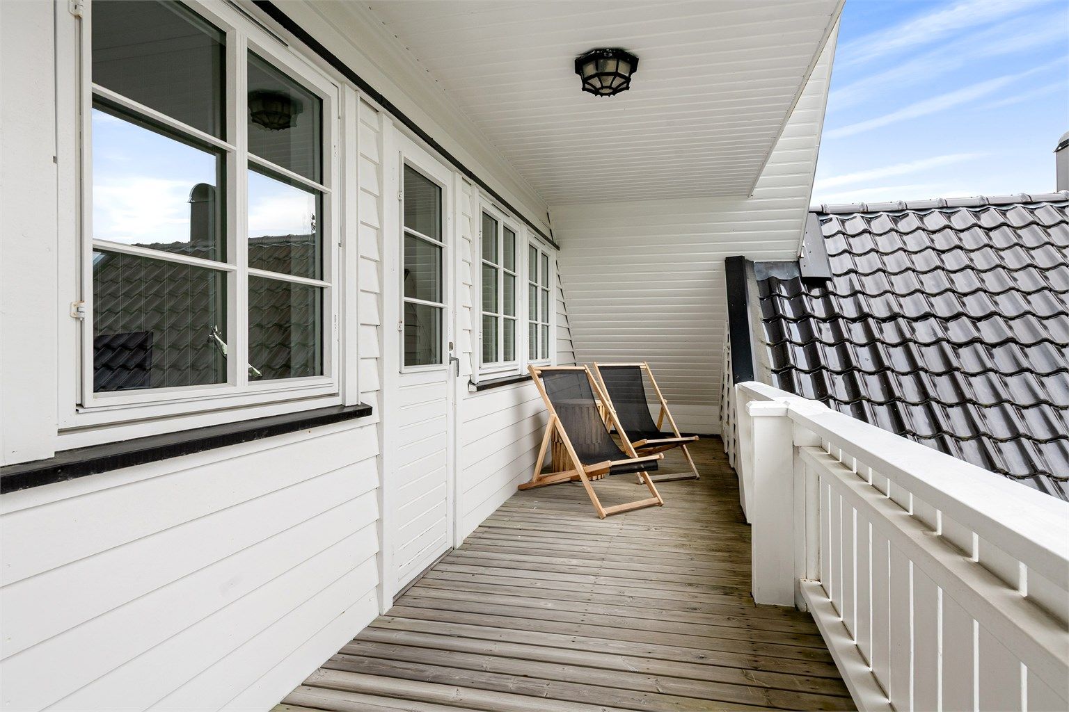 Balkongen har plass til en liten sittegruppe.