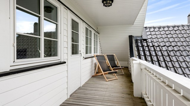 Balkongen har plass til en liten sittegruppe.