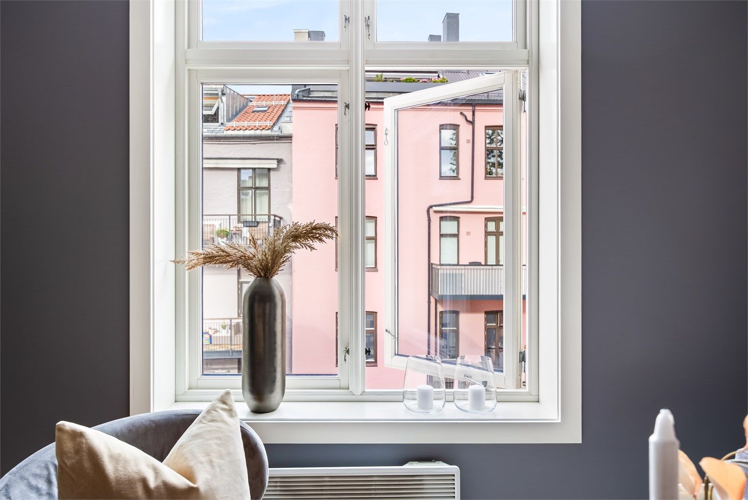 Sentralt beliggende på Bislett med alt av fasiliteter utenfor døren.
