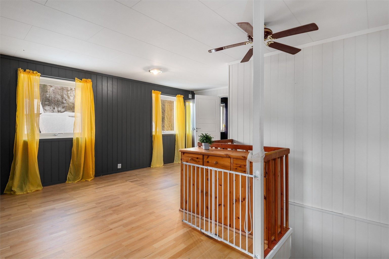 Andre etasje har et stort stue-og gangområde på ca. 44 kvm. 