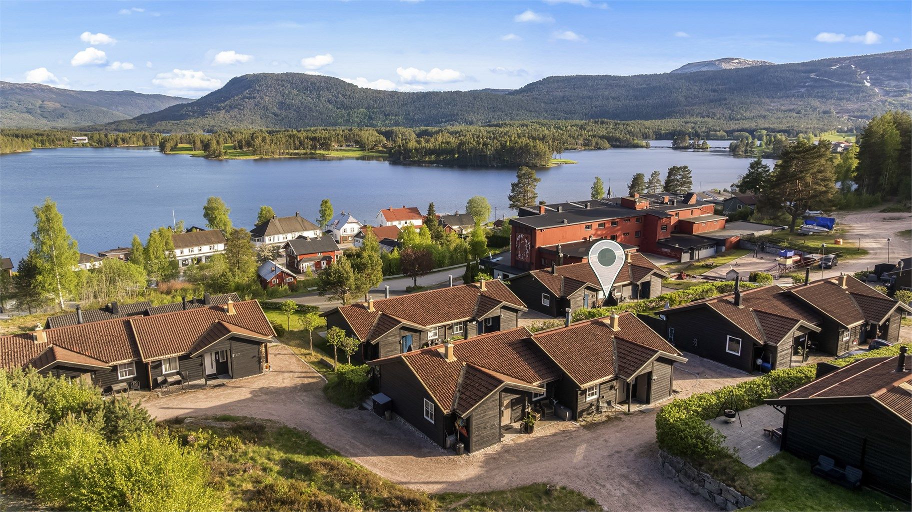Eiendommen ligger i gangavstand til Vrådal sentrum.