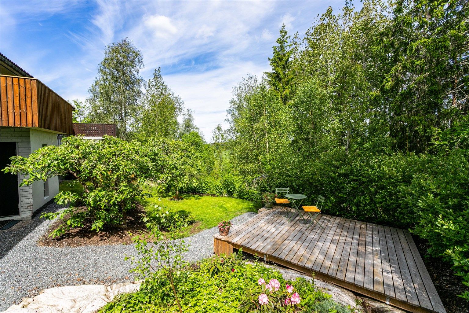 Gangveier og platting er nylig anlagt foran inngangspartiet i nedre del av hagen.