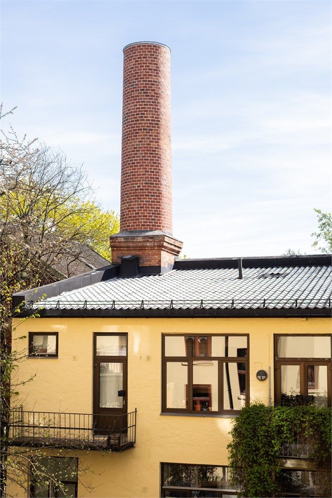 Utsikt mot den karakteristiske bebyggelsen i bakgården. Pipen er fra det gamle bakeriet i Normannsgata 5, et flott kulturminne!
