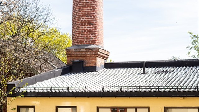 Utsikt mot den karakteristiske bebyggelsen i bakgården. Pipen er fra det gamle bakeriet i Normannsgata 5, et flott kulturminne!