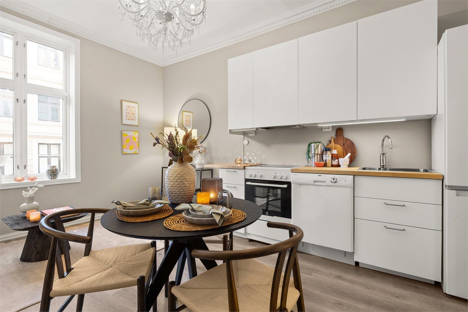 Kjøkkeninnredningen er holdt i lyse farger med heltre benkeplate.