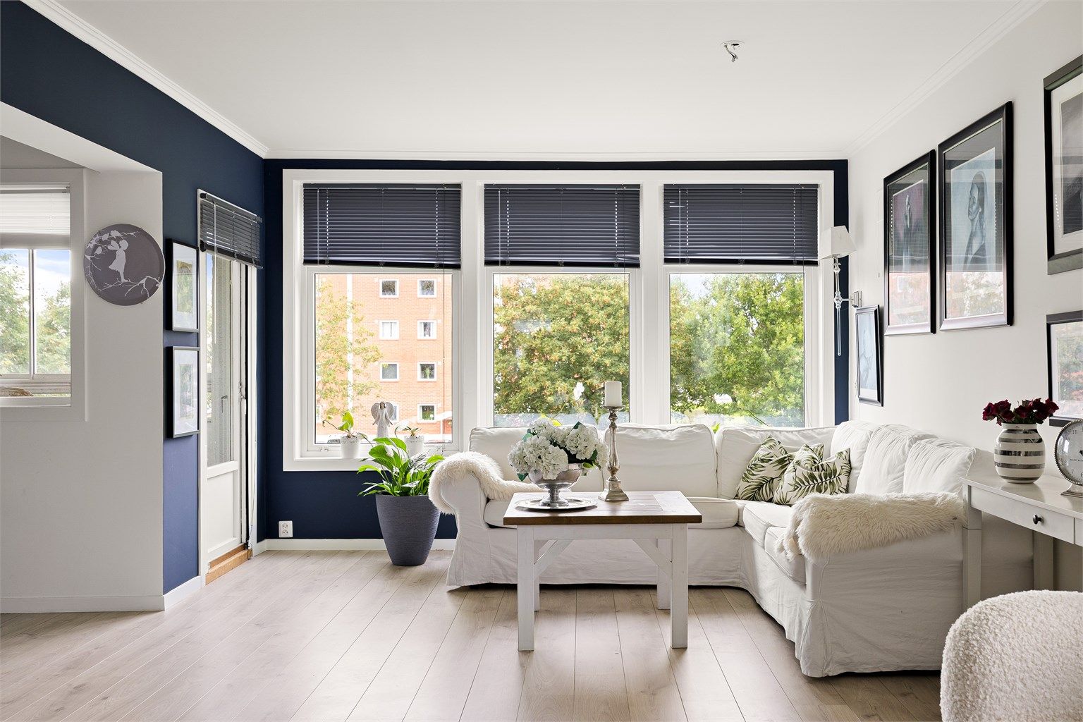 Skjermende persienner er montert i alle stuens vinduer og kan medfølge om ønskelig.