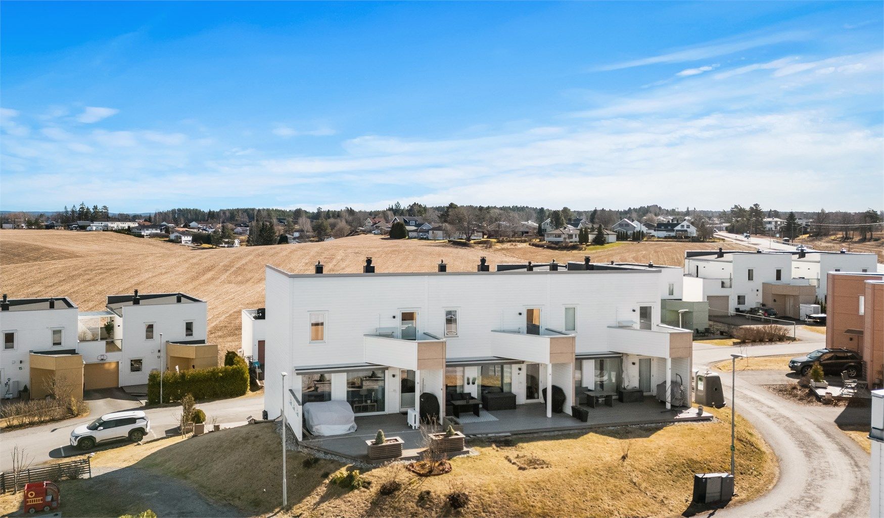 Velkommen til Fjuklia 14! En moderne kjedet enebolig fra 2018 med en familievennlig beliggenhet på Årnes.