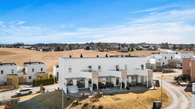 Velkommen til Fjuklia 14! En moderne kjedet enebolig fra 2018 med en familievennlig beliggenhet på Årnes.