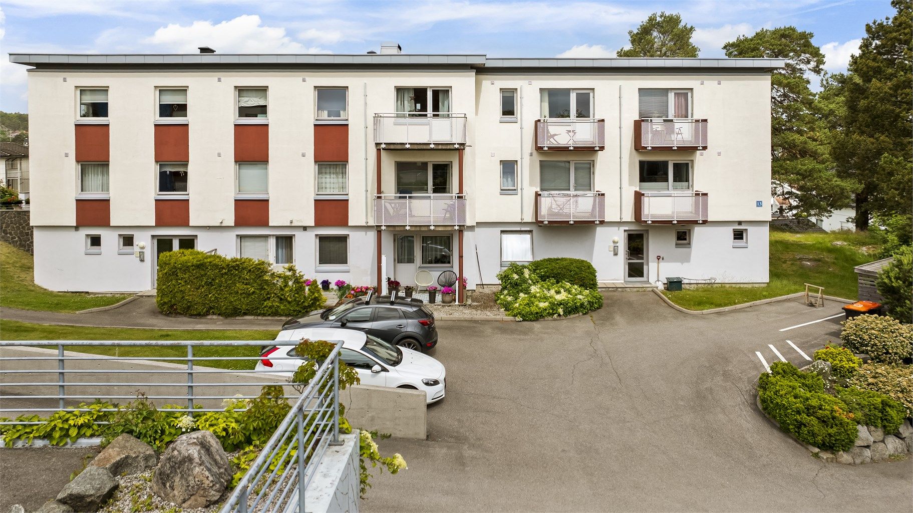 Bygningen har fasade med pusset mur. Foto: Fotograf Magic 