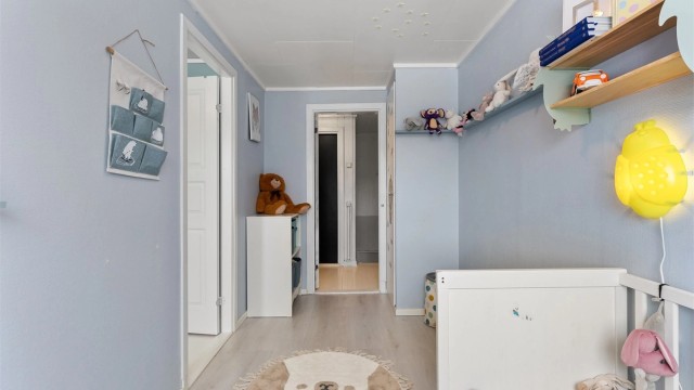 Et lunt og hyggelig rom med plass til lek og hvile.