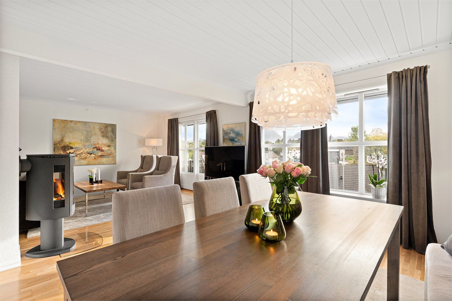 Det er god plass til spisestue i stuen. Her er det god plass til hyggelig sosialt samvær