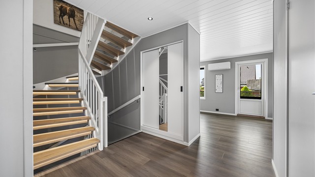 Fra gangen er det inngang til stue, bad og soverom. Trappen leder opp til loftsetasjen.