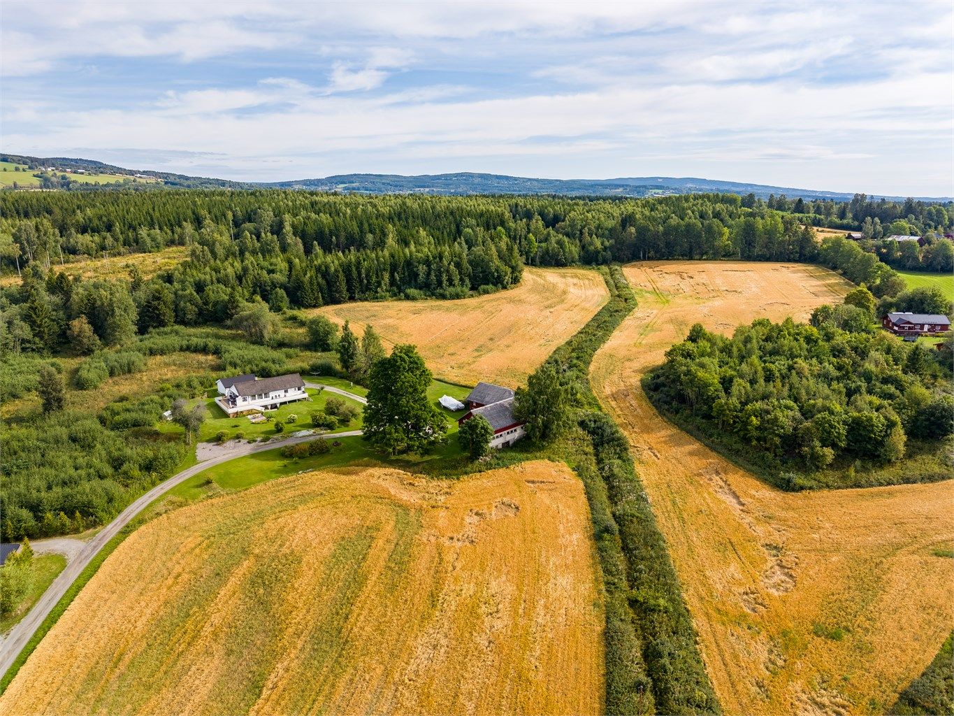 Omgivelsene rundt eiendommen byr på fine muligheter for friluftsliv året rundt. Her kan du gå rett ut døren og ta i bruk skog, jordbrukslandskap og nærliggende turmuligheter.