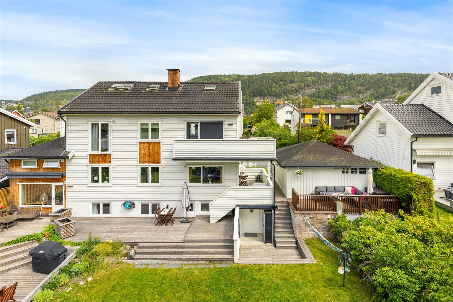 Velkommen til Nordlysveien 46! Halvpart av tomannsbolig, 1.etasje og kjelleretasje med en herlig solfylt hage