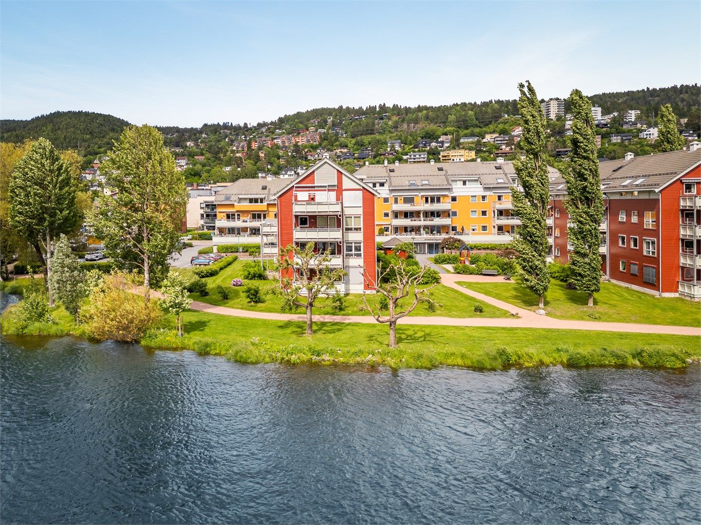 Umiddelbar nærhet til hyggelig strandpromenade langs Drammenselva.