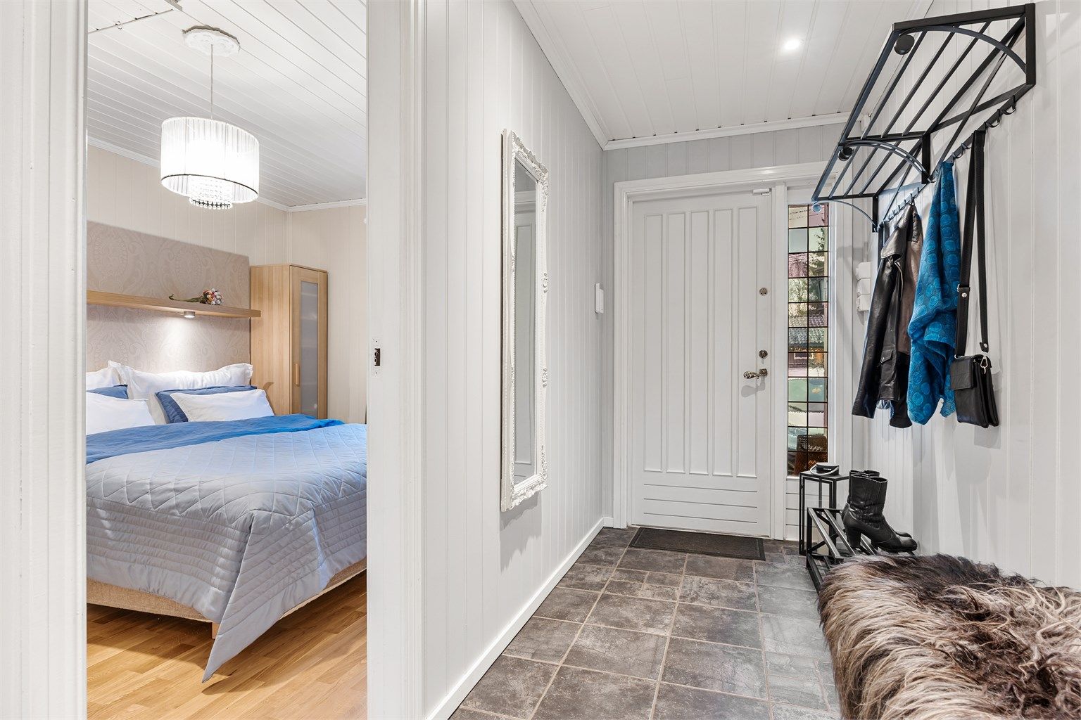 Boligen har sentralstøvsuger med uttak i begge etasjer