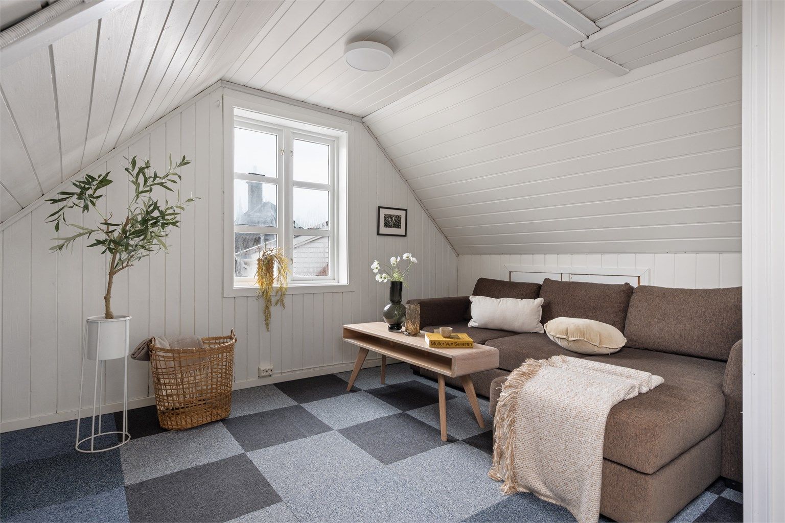 Romslig loftsstue/soverom