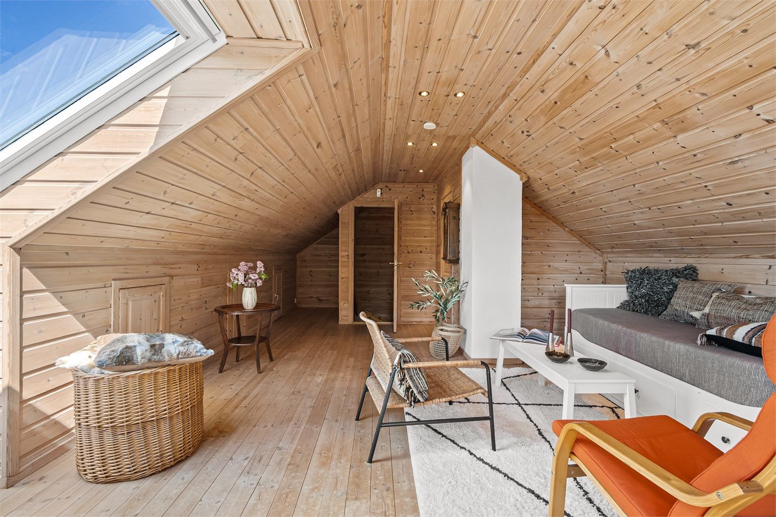 Loftstue -rommet gir en fleksibel og innbydende atmosfære med mange muligheter 