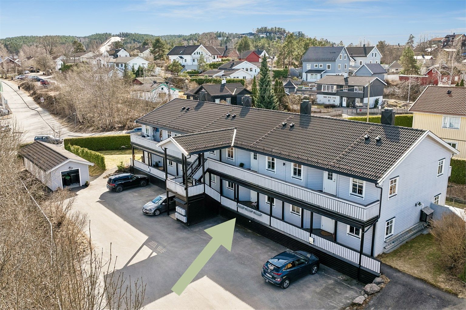 Leiligheten er beliggende i byggets 1.etasje med adkomst via felles svalgang. Attraktiv beliggenhet med kort vei til "alt". Foto: Per O. Skjellnan v/Efkt.