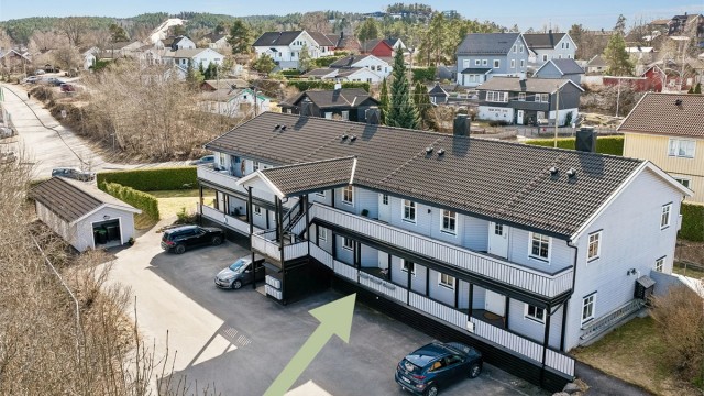 Leiligheten er beliggende i byggets 1.etasje med adkomst via felles svalgang. Attraktiv beliggenhet med kort vei til "alt". Foto: Per O. Skjellnan v/Efkt.