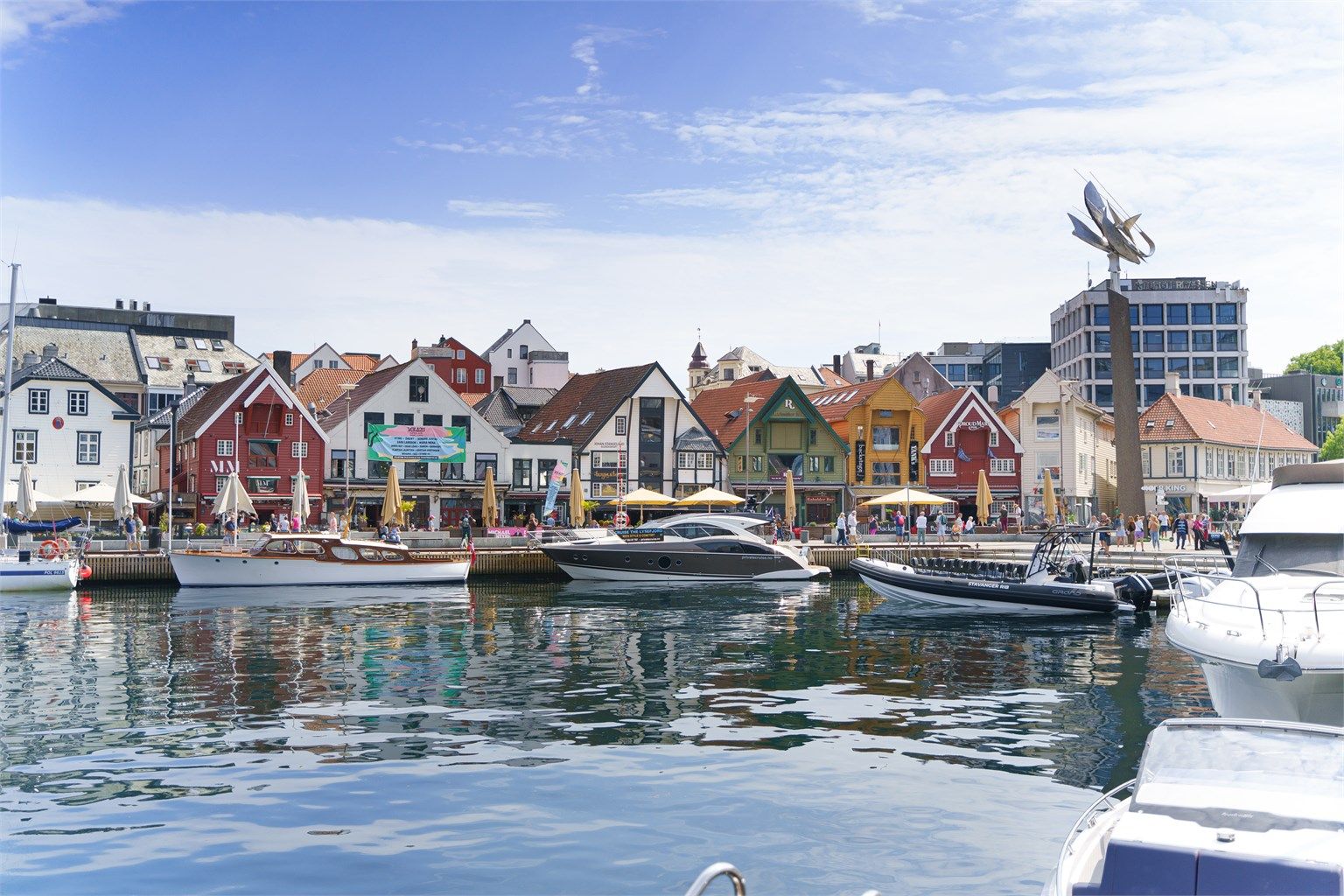Her bor man i et etablert og stille boligområde, hvor man kan slappe av og nyte tilværelsen, samtidig som man er i umiddelbar nærhet til det byen har å by på. 