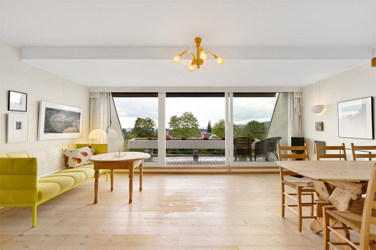 Romslig stue med god plass til både sofagruppe og spisebord. Foto: Petter Tanum Larsen/Tanum Foto