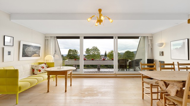 Romslig stue med god plass til både sofagruppe og spisebord. Foto: Petter Tanum Larsen/Tanum Foto