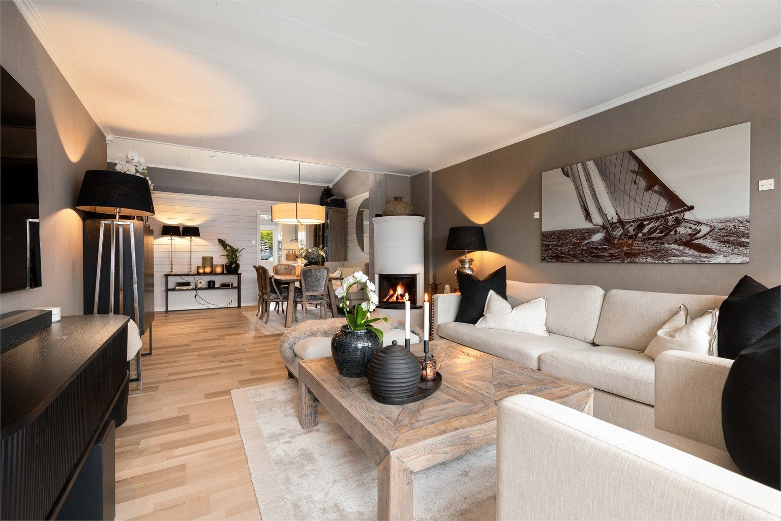 Stuen og spisestuen er i åpen løsning og dette skaper en sosial og luftig atmosfære