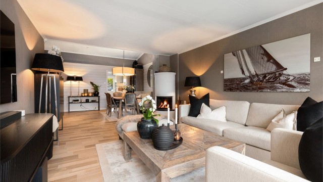 Stuen og spisestuen er i åpen løsning og dette skaper en sosial og luftig atmosfære