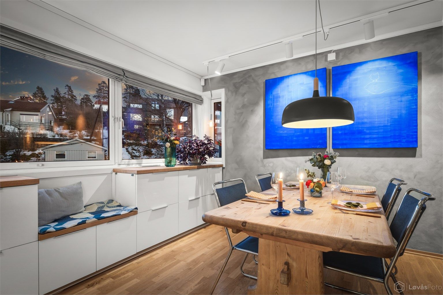 Store vindusflater slipper inn rikelig med naturlig lys, samtidig som de byr på hyggelig utsyn over nabolaget