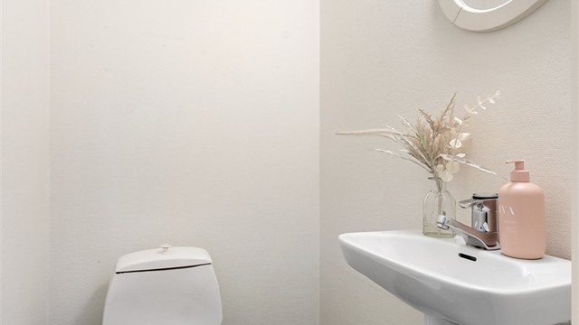 Leiligheten har et separat toalettrom i tilknytning til entréen.