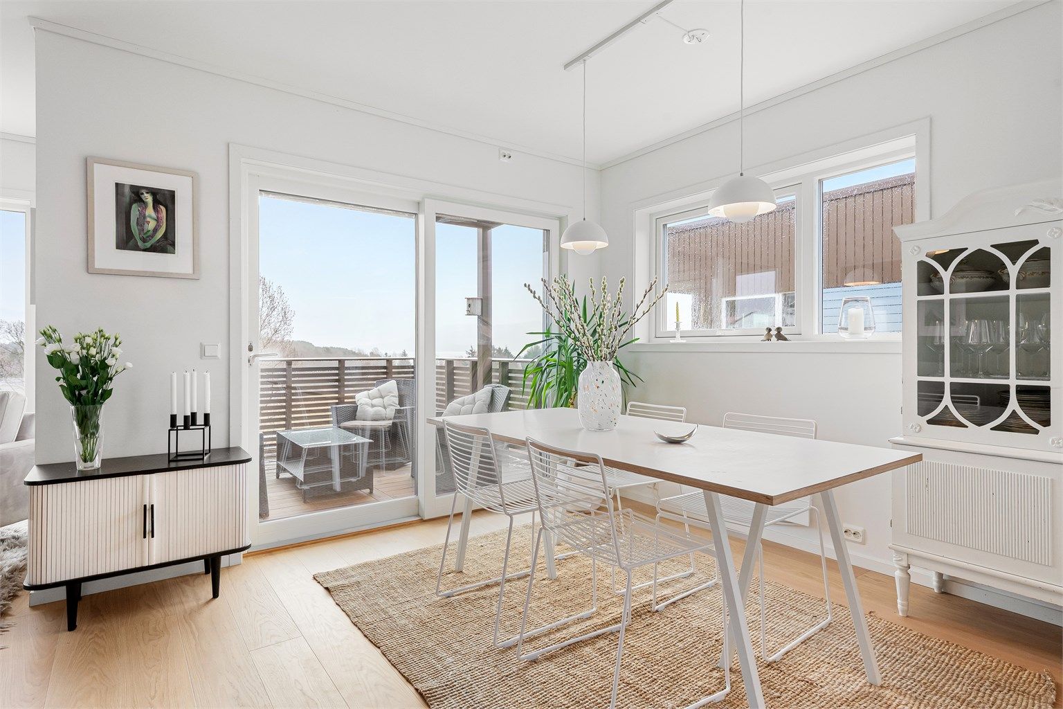 Fra spiseplassen er det utgang til en sørøstvendt og delvis overbygd balkong på 11 m².