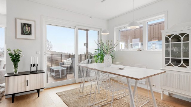 Fra spiseplassen er det utgang til en sørøstvendt og delvis overbygd balkong på 11 m².