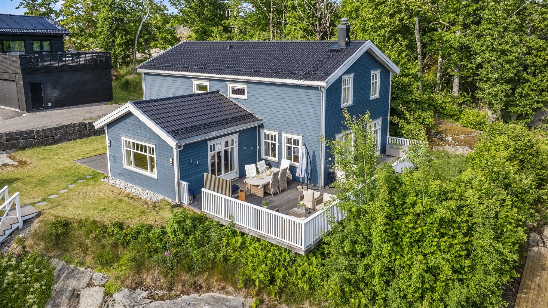 Flere uteplasser rundt huset