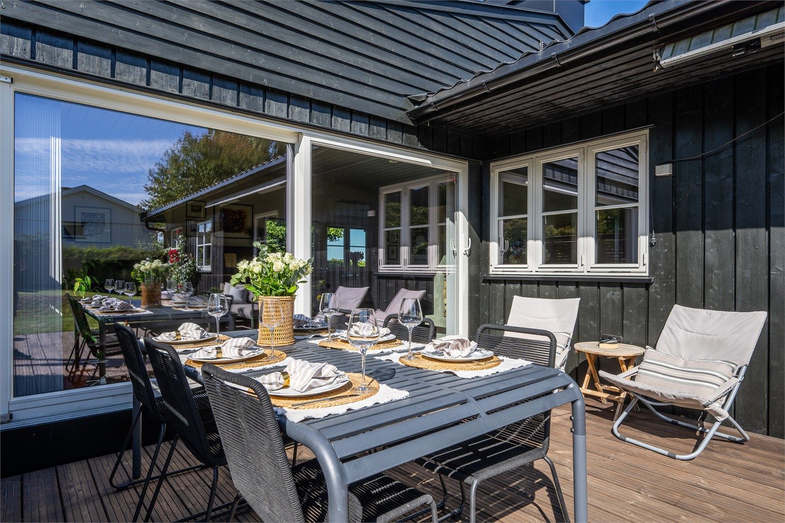 Den vestvendte solfylte terrassen på 30 m² har god plass til spisebord.
