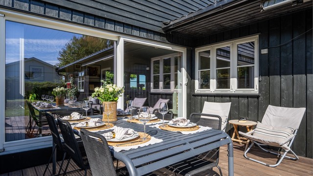 Den vestvendte solfylte terrassen på 30 m² har god plass til spisebord.