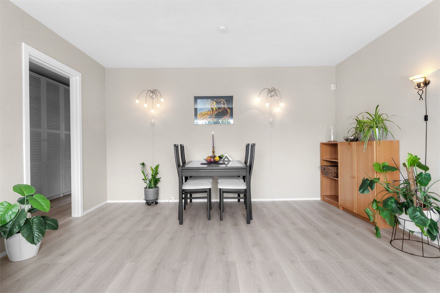 Kombinert stue og spisestue.