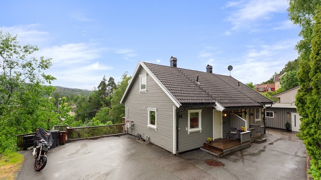 God plass til flere biloppstillingsplasser - Luftig og solrikt med sol fra ca. kl. 09:30 til 21:30 om sommeren